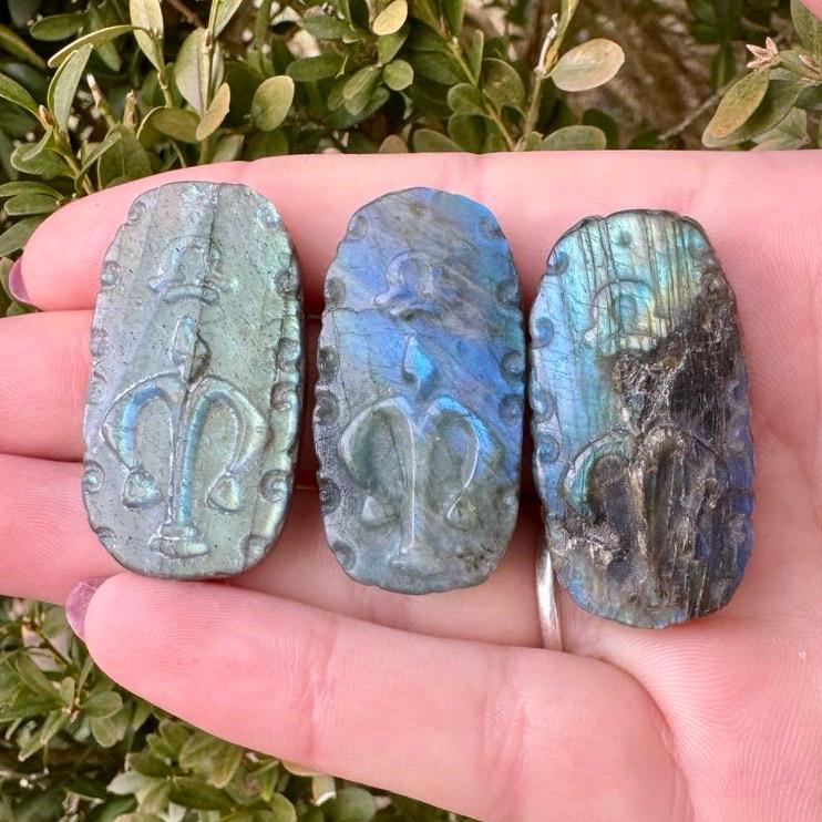 One Crystal Zodiac Flashy Labradorite Cabochons| Lab Carvings| Astrological Sign