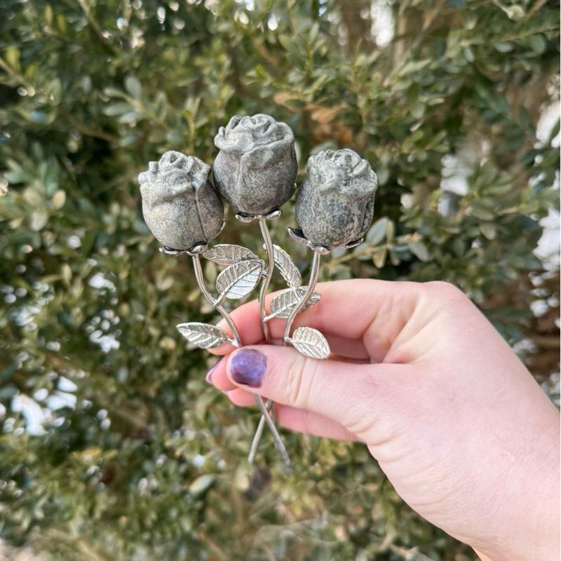 One Crystal Rose Carvings With Metal Stem