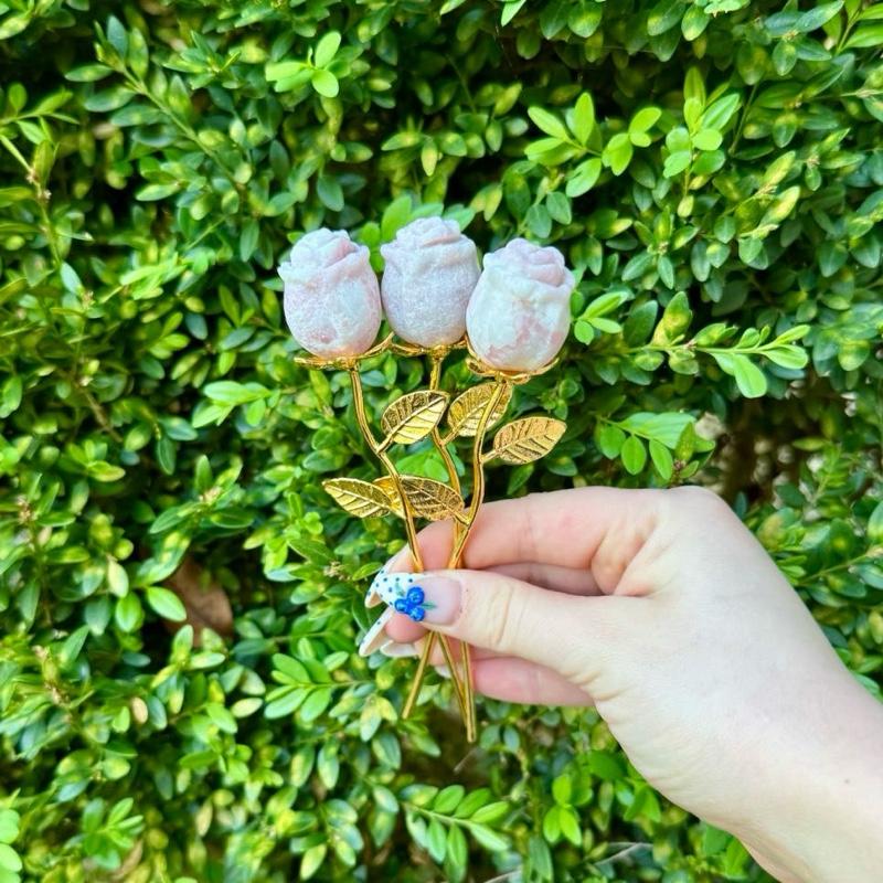 One Crystal Rose Carvings With Metal Stem