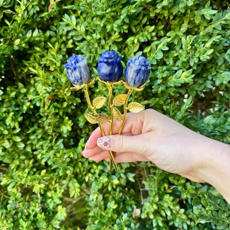 One Crystal Rose Carvings With Metal Stem