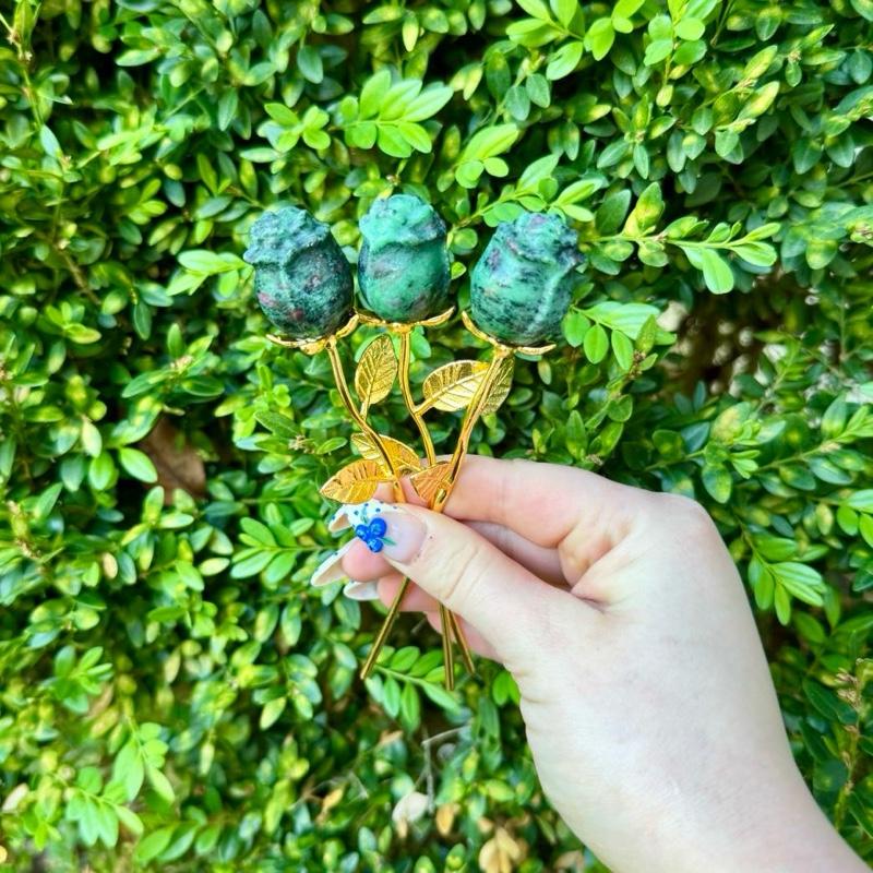 One Crystal Rose Carvings With Metal Stem