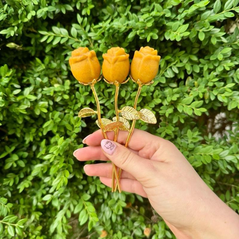 One Crystal Rose Carvings With Metal Stem