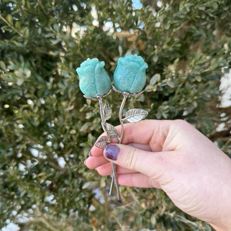 One Crystal Rose Carvings With Metal Stem
