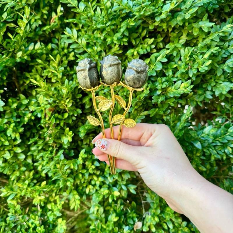 One Crystal Rose Carvings With Metal Stem
